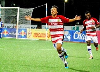 Pattaya United’s Teeravekin Seehawong (center) celebrates after scoring the winning goal at the Suzuki Stadium in Sriracha last Sunday, Oct. 2 (Photo/Ariyawat Nuamsawat)